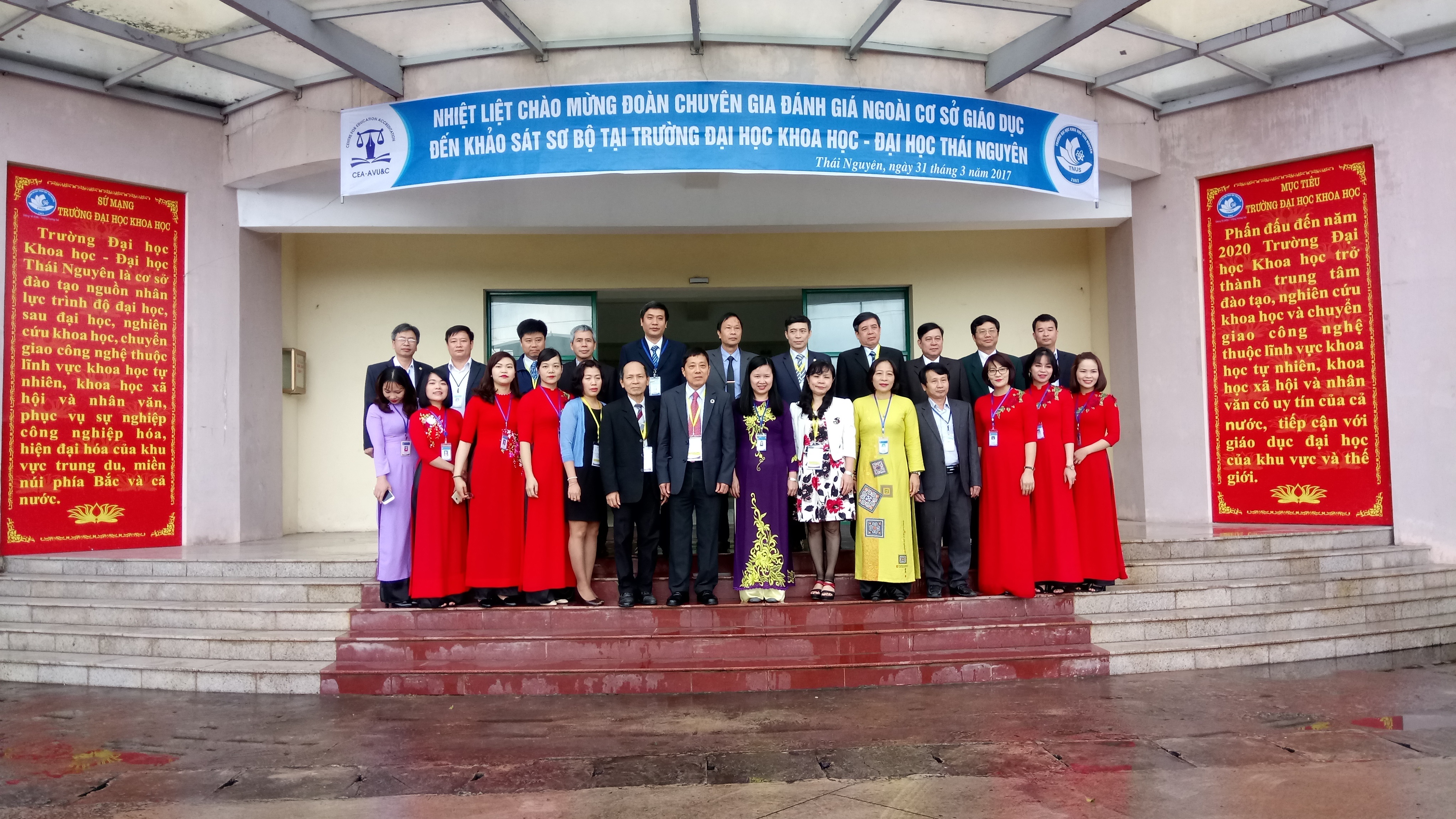 The Review Team and Leaders of Thai Nguyen University of Sciences together with University staff 