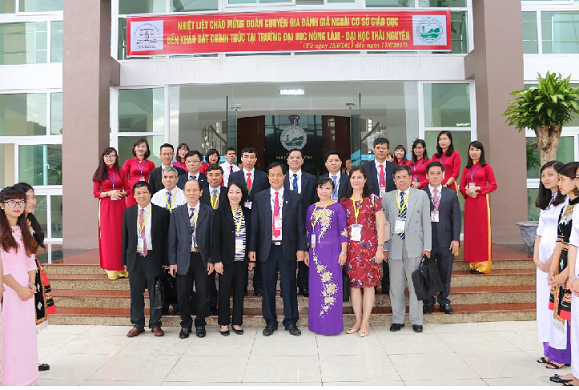 The Review Team and leaders of Thai Nguyen University of Agriculture and Forestry together with University staff  