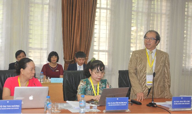 Pro. Dr. Sci. Banh Tien Long deliver a speech at the preliminary review at Hanoi Architectural University. 