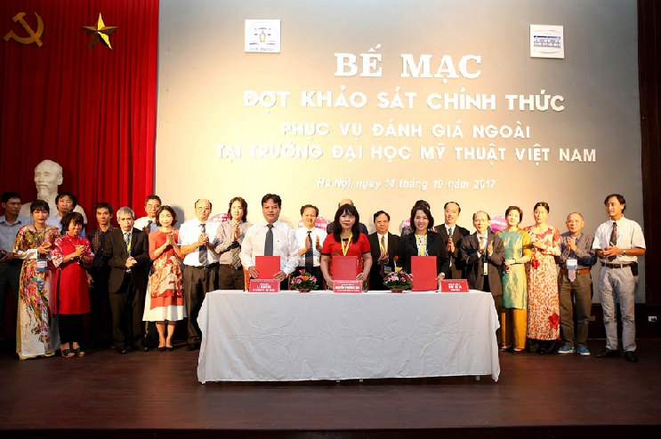 Ký biên bản hoàn thành đợt KSCT  tại Lễ bế mạc đợt KSCT phục vụ ĐGN Trường Đại học Mỹ thuật Việt Nam 