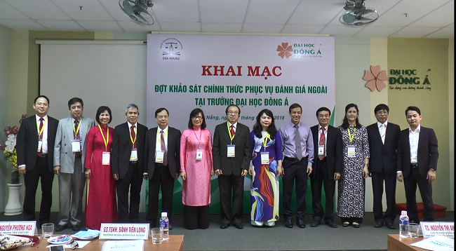 Đoàn ĐGN chụp ảnh lưu niệm với Lãnh đạo và đại diện cán bộ giảng viên Trường ĐH Đông Á tại Lễ Khai mạc đợt KSCT Trường ĐH Đông Á 