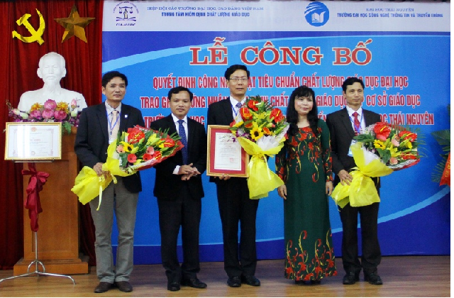 The Association of Vietnam Universities and Colleges awarded the Certificate of Education Quality Accreditation to the University of Information Technology and Communications