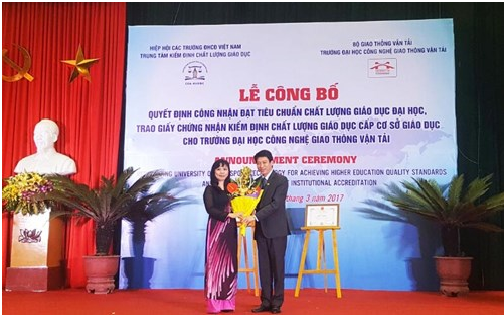 PGS.Đào Văn Đông tặng bó hoa như một lời cảm ơn sâu sắc tới Hiệp hội Các trường Đại học, Cao đẳng Việt Nam 