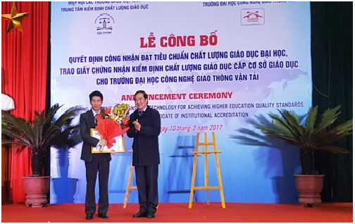 PGS.Trần Quang Quý - Phó chủ tịch Hiệp hội Các trường Đại học, Cao đẳng Việt Nam trao bằng khen và tặng hoa cho Trường Đại học Công nghệ Giao thông vận tải