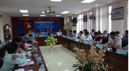PGS.TS. Trần Thị Hà – Trưởng đoàn ĐGN phát biểu ý kiến  tại phiên KSSB phục vụ ĐGN  Trường ĐH Kinh tế & QTKD 