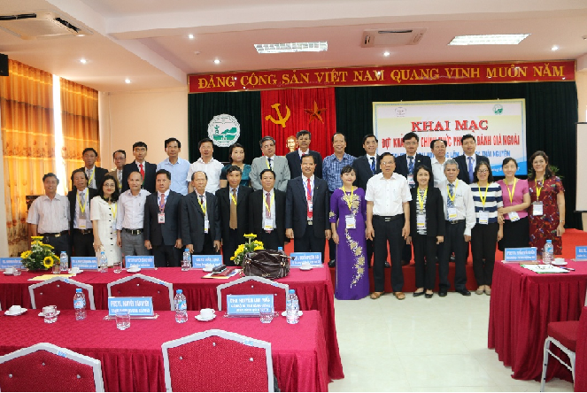 The Delegation of Evaluation Experts took souvenir photos with Thai Nguyen University Leaders, Agriculture and Forestry University Leaders, delegates and representatives of the University's staff and teachers