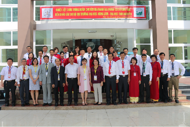 The delegation of GGN experts took souvenir photos with leaders and representatives of staff and teachers of Nong Lam University when arriving at KSSB