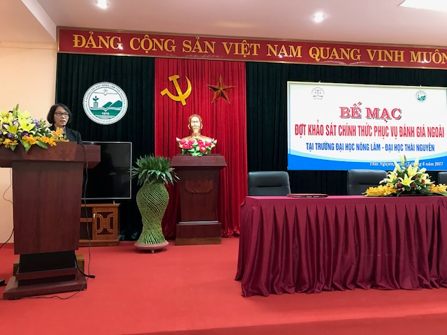Associate Professor, PhD. Tran Thi Ha - Head of the Inspection Delegation presented the preliminary report on the results of inspection at the closing ceremony of the inspection to serve the assessment of Nong Lam University.
