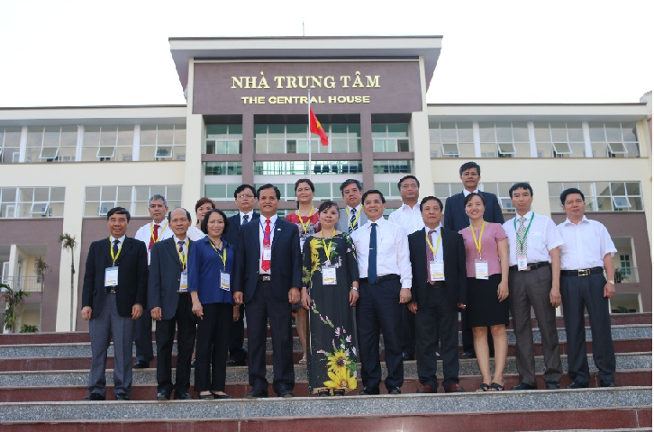 Đoàn ĐGN chụp ảnh lưu niệm với Lãnh đạo Trường Đại học Nông Lâm tại Lễ bế mạc đợt KSCT phục vụ ĐGN 