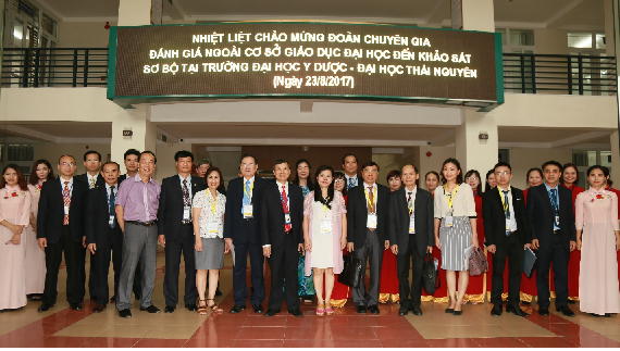 On August 23, 2017, the Delegation of Evaluation experts conducted internal inspection at the University of Medicine and Pharmacy - Thai Nguyen University. The delegation took souvenir photos with the University's leaders.