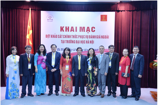 The GGN expert team took souvenir photos with Hanoi University leaders at the Opening Ceremony of the official survey