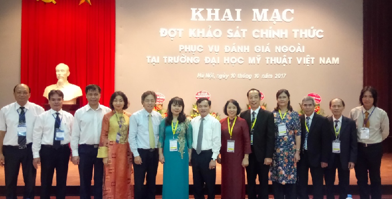 Cục trưởng Cục QLCL - Bộ GD&ĐT, Đoàn ĐGN chụp ảnh lưu niệm với Khách mời và Lãnh đạo Trường ĐH Mỹ thuật Việt Nam tại Lễ  Khai mạc đợt KSCT Trường ĐH Mỹ thuật VN 
