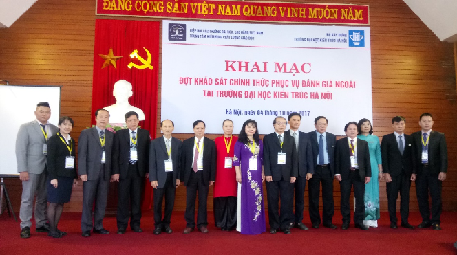 The evaluation team took souvenir photos with leaders of Hanoi University of Architecture at the Opening Ceremony of the KSCT period