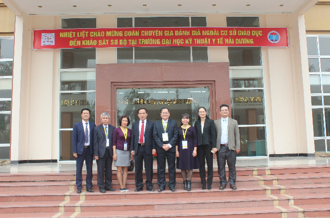 The delegation of GGN experts took souvenir photos with leaders of Hai Duong University of Medical Technology upon arriving at KSSB