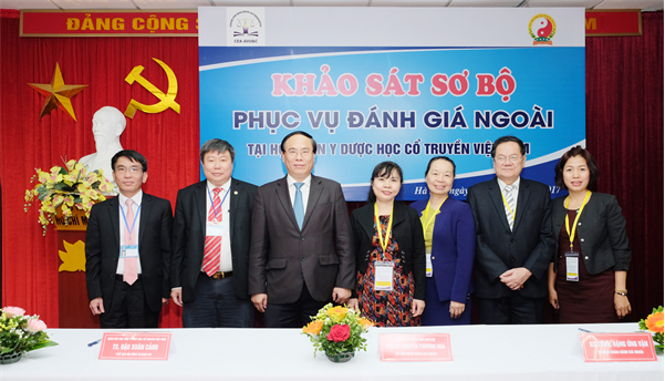 Đoàn chuyên gia ĐGN chụp ảnh lưu niệm                                           với Lãnh đạo Học viện Y Dược học Cổ truyền Việt Nam khi đến KSSB 