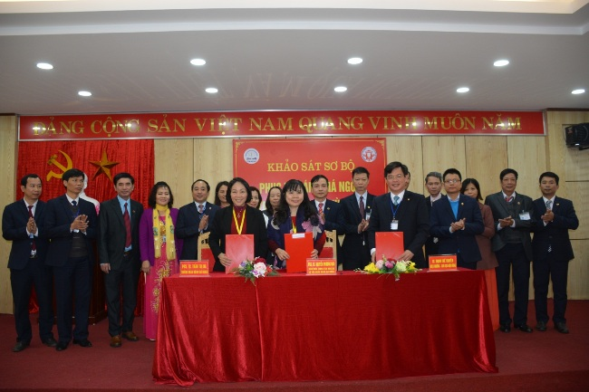 Signing Minutes of Preliminary Survey at Hung Vuong University