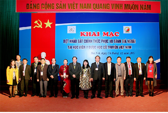 The Evaluation Delegation took a souvenir photo with the Leaders of the Vietnam Academy of Traditional Medicine and Pharmacy at the Opening Ceremony of the KSCT