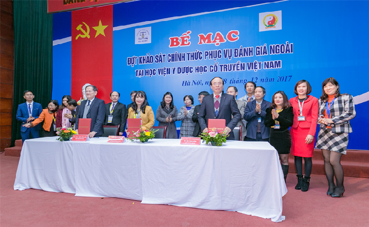 Signing the minutes of completion of the inspection period at the Closing Ceremony of the inspection period to serve the assessment of the Vietnam Academy of Traditional Medicine and Pharmacy