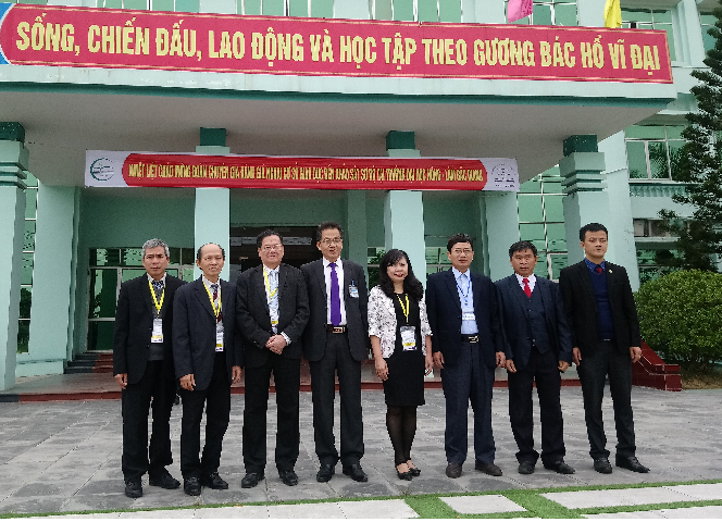 Đoàn chuyên gia ĐGN chụp ảnh lưu niệm với Lãnh đạo Trường Đại học Nông Lâm Bắc Giang khi đến KSSB 