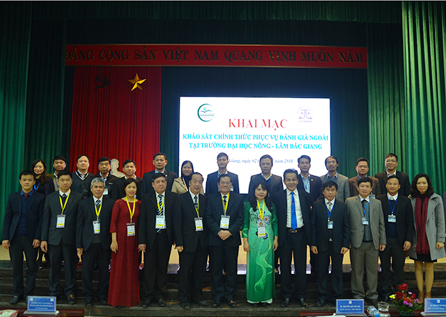 The evaluation team took souvenir photos with leaders and representatives of staff and lecturers of Bac Giang University of Agriculture and Forestry at the Opening Ceremony of the KSCT of Bac Giang University of Agriculture and Forestry.