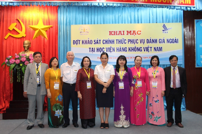Đoàn chuyên gia ĐGN chụp ảnh lưu niệm với Lãnh đạo Học viện Hàng không Việt Nam tại Lễ Khai mạc đợt Khảo sát chính thức 