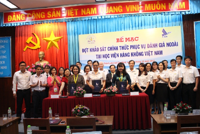 Ký biên bản hoàn thành đợt Khảo sát chính thức tại Lễ bế mạc đợt Khảo sát chính thức phục vụ đánh giá ngoài Học viện Hàng không Việt Nam