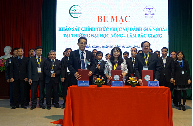 Signing the minutes of completion of the KSCT at the Closing Ceremony of the KSTS to serve the Evaluation of Bac Giang Agriculture and Forestry University