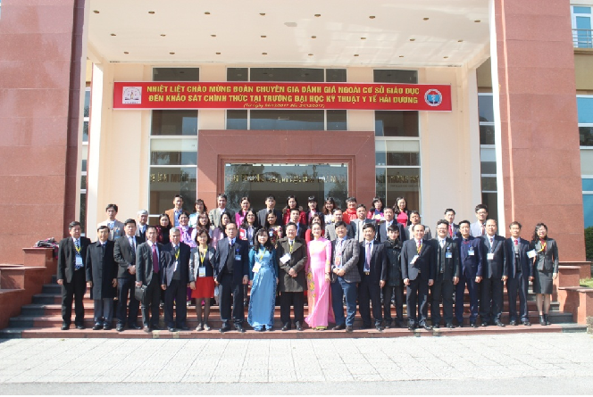 The evaluation team took souvenir photos with the leaders and representatives of staff and teachers of Hai Duong University of Medical Technology at the KSCT session of Hai Duong University of Medical Technology