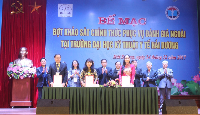 Signing the minutes of completion of the KSCT at the Closing Ceremony of the KSTS to serve the Evaluation of Hai Duong University of Medical Technology