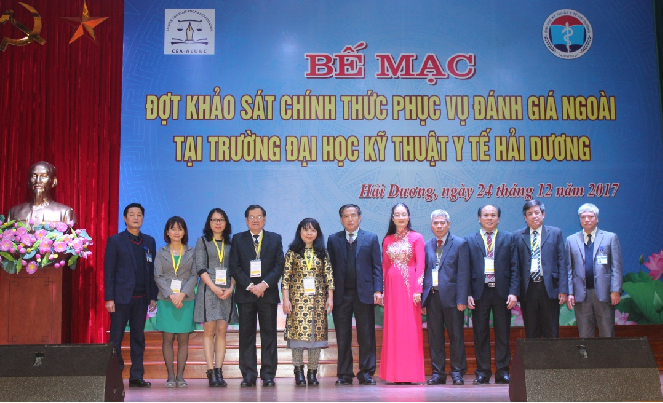 The Evaluation Delegation took a souvenir photo with the Leaders of Hai Duong University of Medical Technology at the Closing Ceremony of the Official Survey of Hai Duong University of Medical Technology
