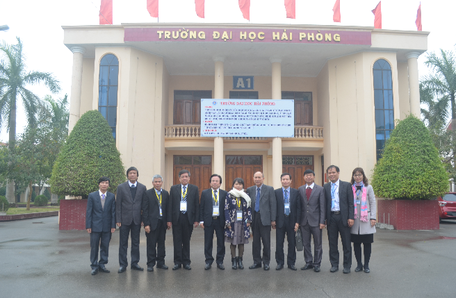 The delegation of GGN experts took souvenir photos with leaders of Hai Phong University