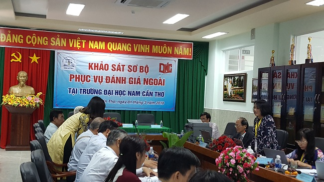 PGS.TS. Trần Thị Hà, Trưởng Đoàn chuyên gia ĐGN, trao đổi tại buổi Khảo sát sơ bộ