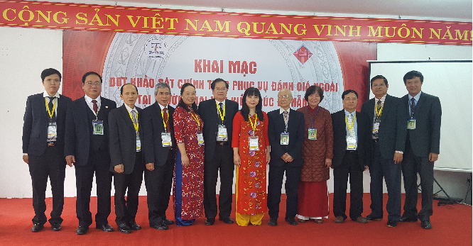 The Delegation of Judges took souvenir photos with the Leaders of Da Nang University of Architecture at the Opening Ceremony of the KSCT of Da Nang University of Architecture