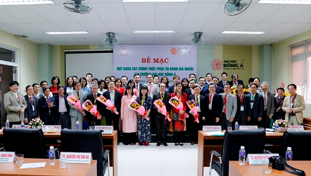 Đoàn ĐGN chụp ảnh lưu niệm với Lãnh đạo và đại diện cán bộ giảng viên Trường ĐH Đông Á tại Lễ Bế mạc đợt KSCT Trường ĐH Đông Á 
