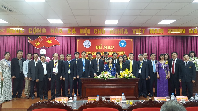 The Evaluation Delegation took souvenir photos with the leaders and representatives of Thai Binh University of Medicine and Pharmacy at the Silver Counting Ceremony of the final inspection of Thai Binh University of Medicine and Pharmacy.