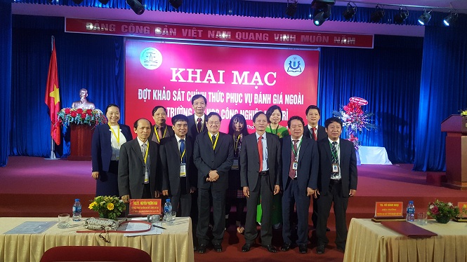 The evaluation team took a souvenir photo with the board of directors and the Executive Council of Viet Tri University of Industry
