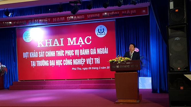 Hiệu trưởng Trường ĐH Công Nghiệp Việt trì phát biểu ý kiến tại buổi lễ khai mạc phục vụ ĐGN ĐH Công Nghiệp Việt Trì