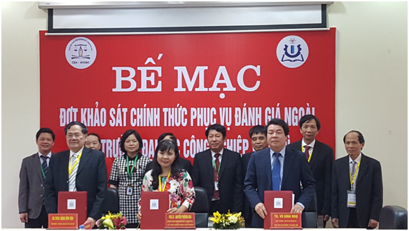 Ký biên bản hoàn thành đợt KSCT phục vụ ĐGN Trường Đại học Công nghiệp Việt Trì