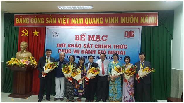 The Center for Educational Quality Accreditation and the Evaluation Delegation took souvenir photos with the Principal and representatives of the Board of Directors of Nam Can Tho University at the Silver Ceremony of the final inspection period.