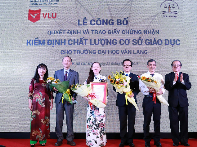 A delegation of experts surveyed and accredited education quality at Duy Tan University (Da Nang). Photo: An Nguyen